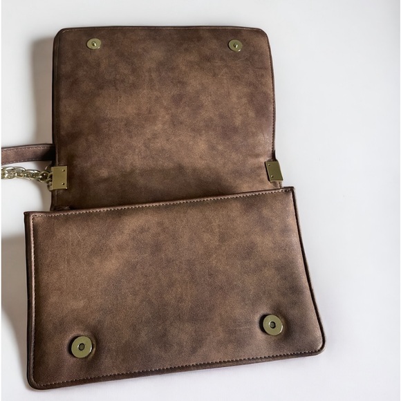 LIKE NEW BROWN BCBG GOLD CHAIN PURSE - Picture 4 of 5